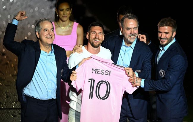 Messi and Busquets try on 'Inter Miami' shirts: video presentation