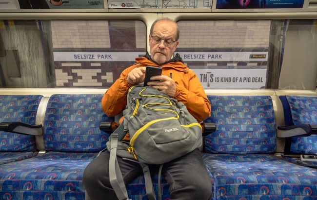 No one notices this in London subway until Ukrainian woman drops shocking video