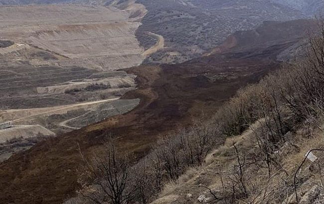 Gold mine collapses in Türkiye, trapping people underground