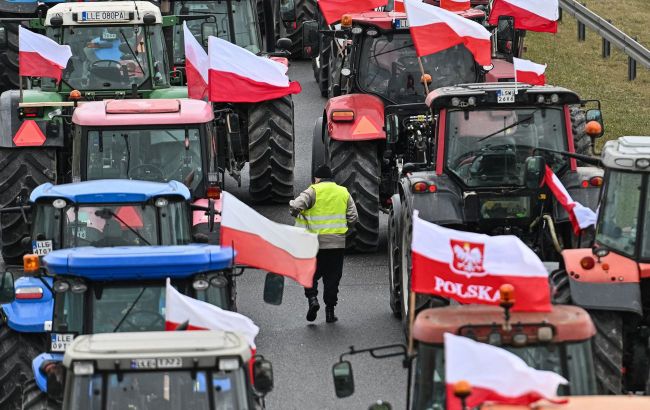Each tractor driver receives €100 to block border with Poland, Ukrainian carriers say