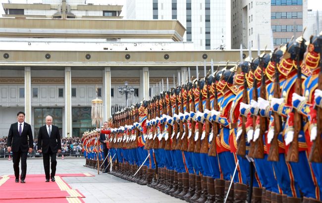 Police chase pro-Ukrainian activists during Putin's visit to Mongolia - AP