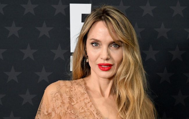 Secret visit: Angelina Jolie crosses into Ukraine on foot, media uncovers details