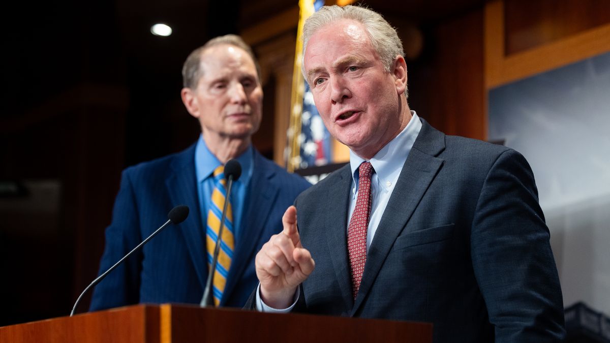 Van Hollen travels to El Salvador over wrongful deportation of US resident | RBC-Ukraine