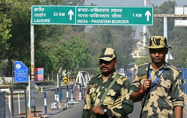 India and Pakistan cancel visas and close borders after deadly Kashmir violence