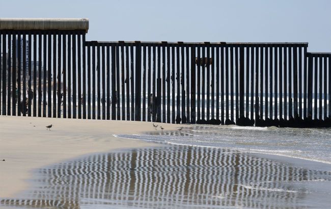 Trump wants black wall at Mexico border to keep out migrants