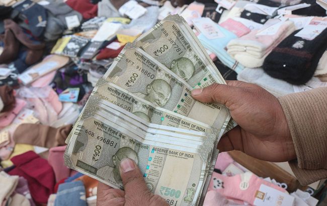 Indian rupee hits historic low amid Russia's war against Ukraine