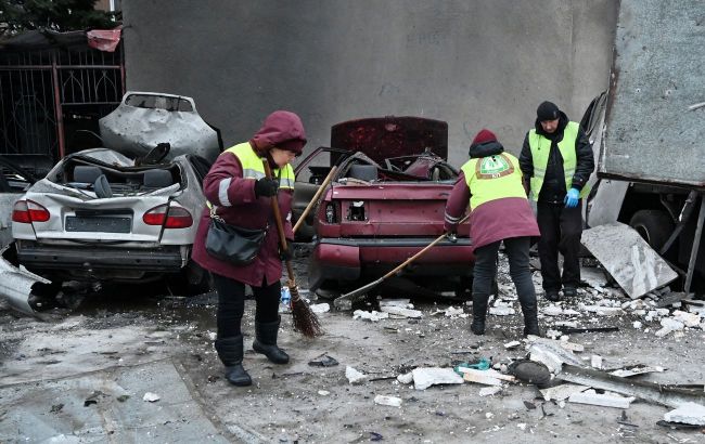 Russia heavily strikes Kyiv, Kharkiv, Zaporizhzhia: Extensive damage, fires and dozens injured