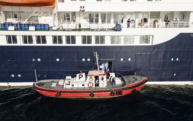Hantavirus-hit cruise ship arrives in Tenerife, medics inspect passengers