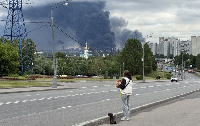 Zelenskyy urges Russians to pressure Putin after Moscow oil refinery strike