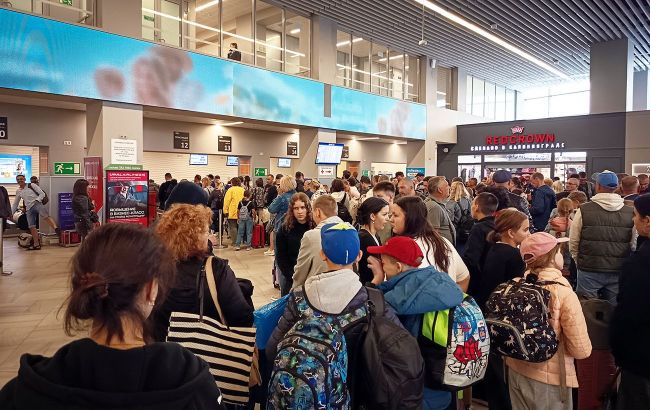Flight cancellations in Russia double as Ukrainian drone attacks disrupt airports