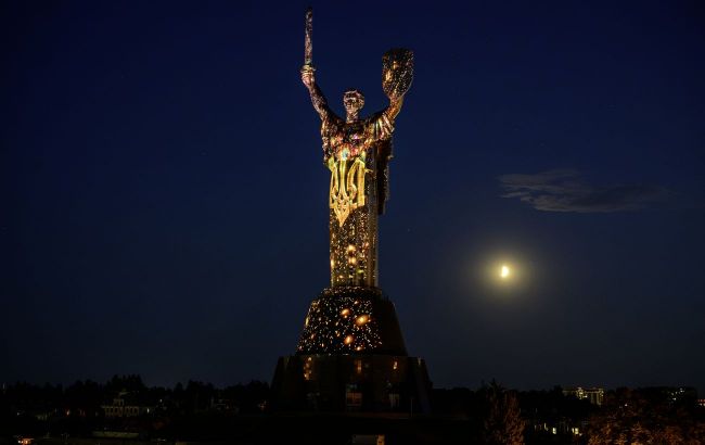 Kyiv&rsquo;s Motherland Monument lights up with spectacular installation for Independence Day