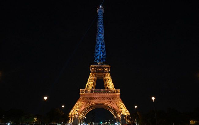 Eiffel Tower lights up in blue and yellow for Ukraine's Independence Day
