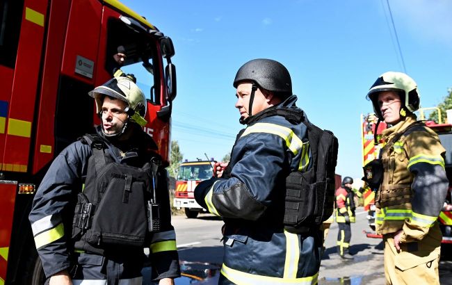 Russian attack sets 6-story building and school ablaze in Kyiv, injuries reported