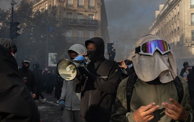 Protests in France: Louvre blocked, authorities consider curfew