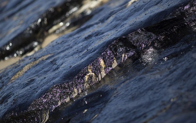 Massive oil spill hits Black Sea in Russia, spreading toward Crimea
