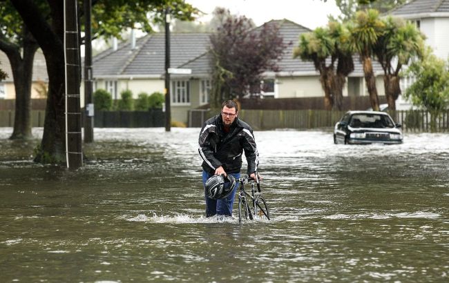 Spain flooded: Over 50 victims, trains stopped, flights canceled