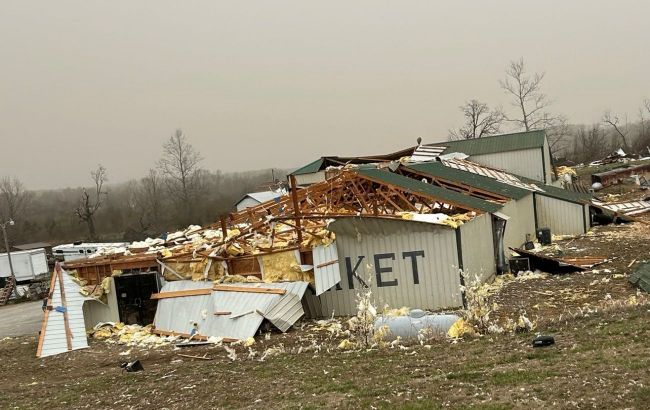 Powerful storm sweeps across southern US, leaving destruction and deaths