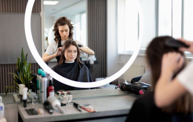 What annoys hairstylists in clients: Stop doing this things at the salon