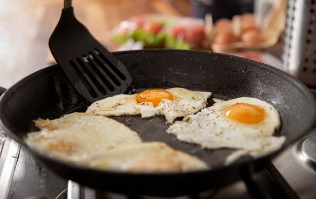 No dirty dishes: Easy way to fry eggs