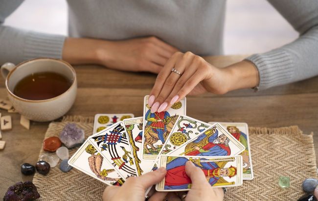 Tarot horoscope for August 19: These zodiacs should take a risk, while others must wait
