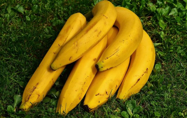 Simple tip to prevent bananas from darkening quickly