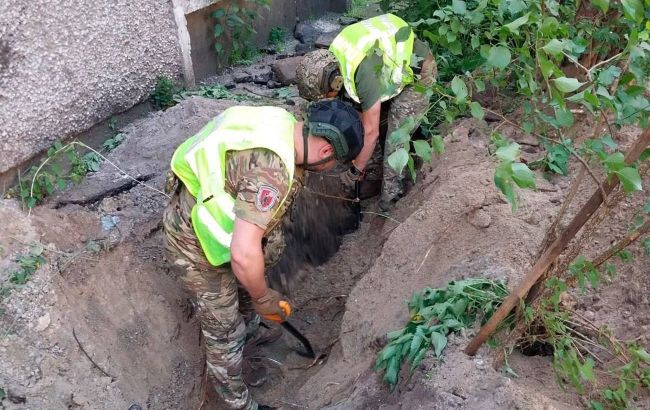 Warhead from missile falls near apartment building in Kyiv