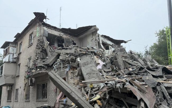 Russian strike on high-rise in Zaporizhzhia: Death toll rises, people still trapped under rubble
