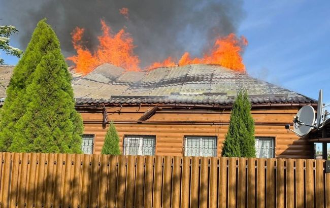 Russian troops shell Nikopol: Building engulfed in flames, killed and injured reported