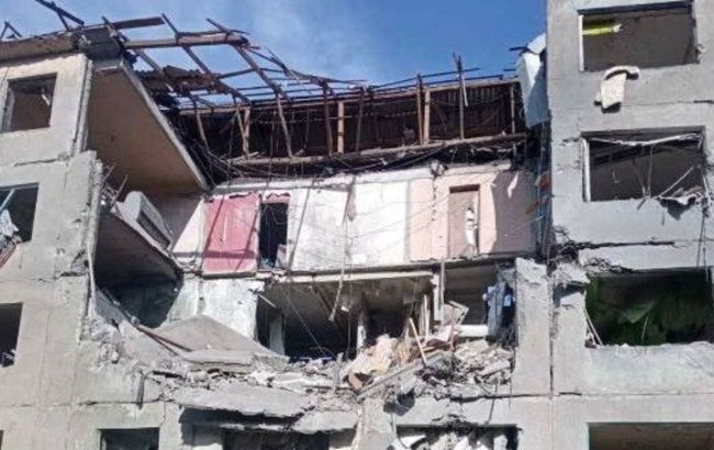 Russian strike hits residential building in Ukrainian city of Dobropillia, civilian injured