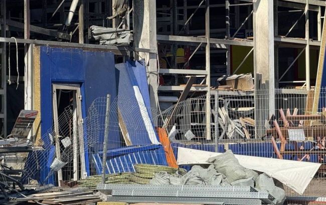 Russia strikes Epicentr hypermarket in Kharkiv, woman injured