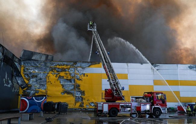 Firefighters and robots tackle massive blaze at Warsaw shopping center