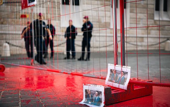 Hungarian opposition splashes paint on Orban's office over his meeting with Putin