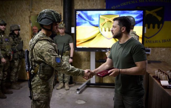 Zelenskyy visits Ukrainian military in Bakhmut sector on September 5