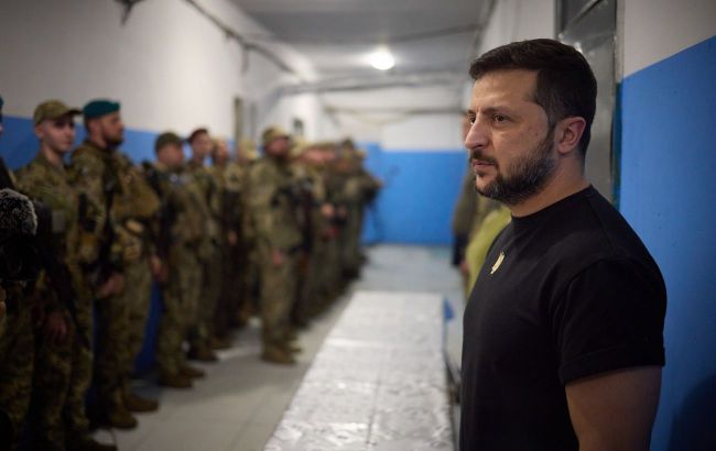 Zelenskyy visits Ukrainian soldiers in Donetsk region