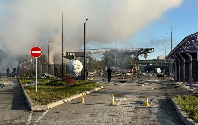 Russia strikes 2 gas stations and business center in Kyiv