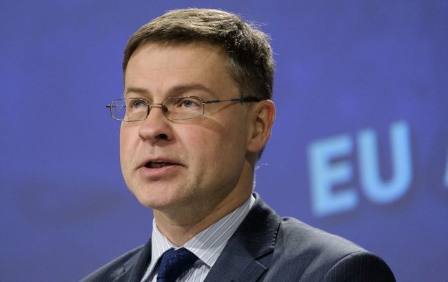 EU Commissioner urges Poland, Hungary, and Slovakia to lift Ukraine's grain import restrictions