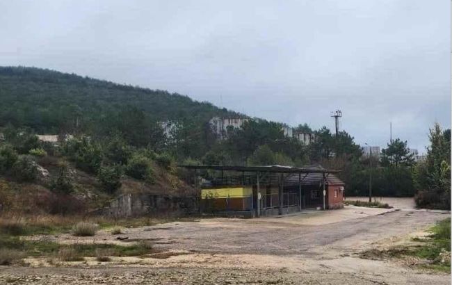 Guerrillas reconnoiter Russian oil depot in Crimea