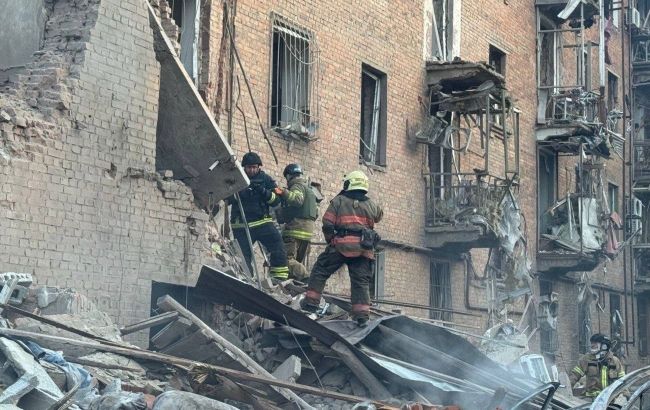 Fatal Russian strike in Dnipro, possible survivors under debris