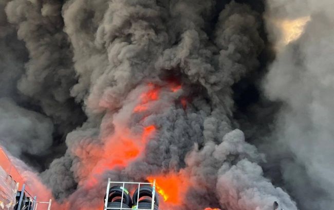 Russia strikes Kyiv region again, damaging major warehouse