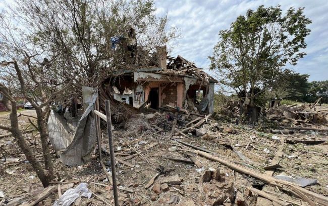 Russia hits Sumy suburb with airstrike: Two dead, destruction reported
