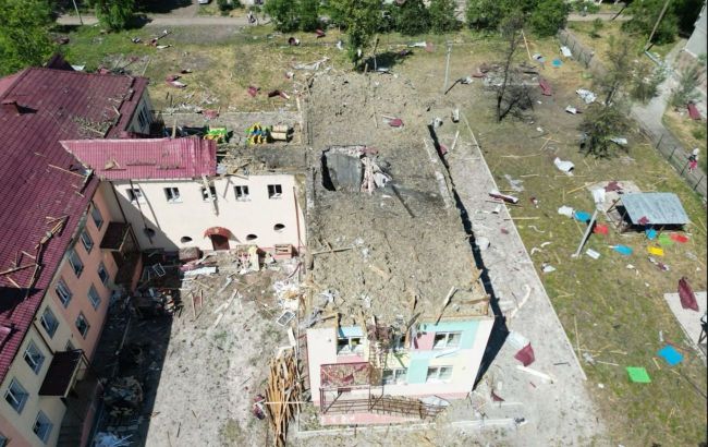 Russian army drops aerial bombs on kindergarten in Myrnohrad, Donetsk region: 5 injured