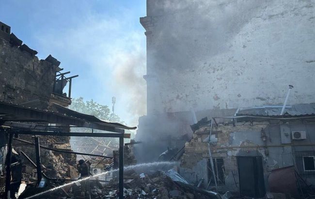 Mykolaiv hit: Burger spot, bank, and houses damaged in attack (photo, video)