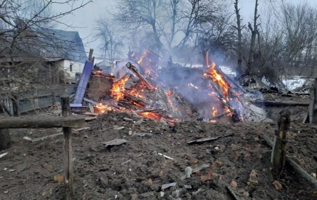 Russia strikes Sumy region with aviation and artillery: Building ablaze, casualties reported
