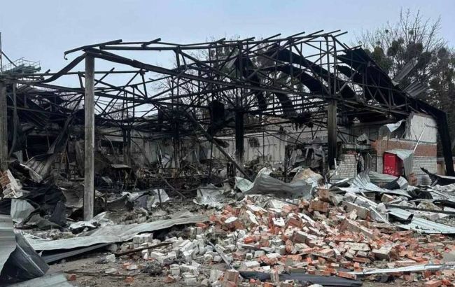 Russia completely destroys post office in Ukraine's Chuhuiv: Footage