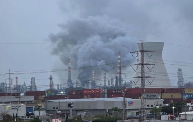 Iran strikes Israel&rsquo;s largest oil refinery, causing power outages