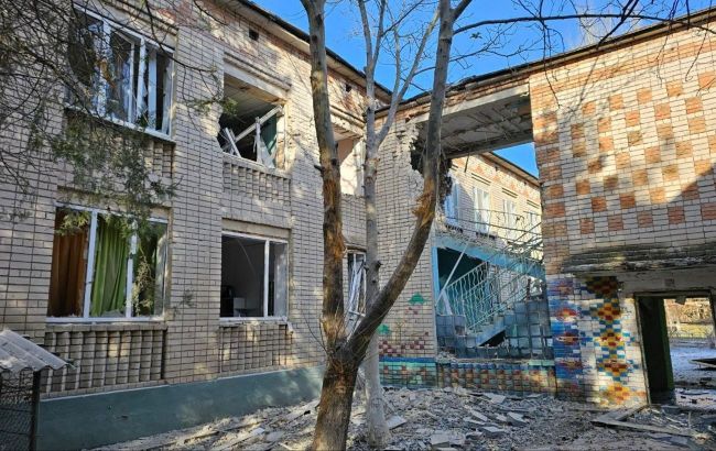 Russian terrorists strike kindergarten in Kherson
