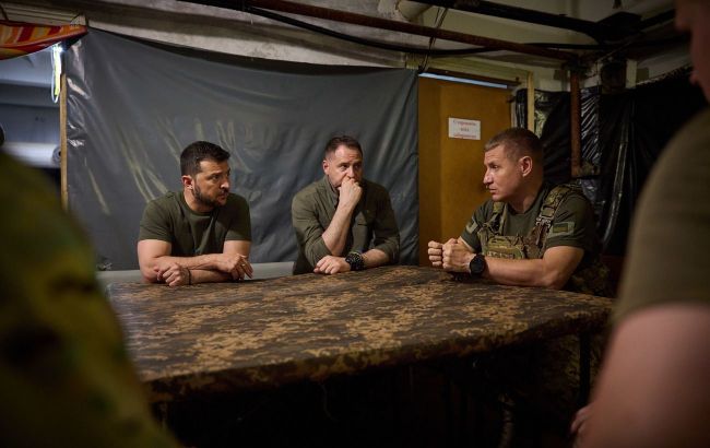 Zelenskyy visits Donetsk region, meets with Ukrainian military