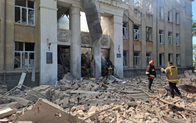 Russian ballistic missile strike on lyceum in Odesa region: Students among injured
