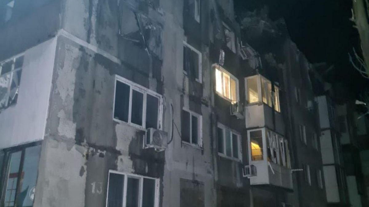 Russians bomb high-rise building in Myrnohrad: Killed and injured reported