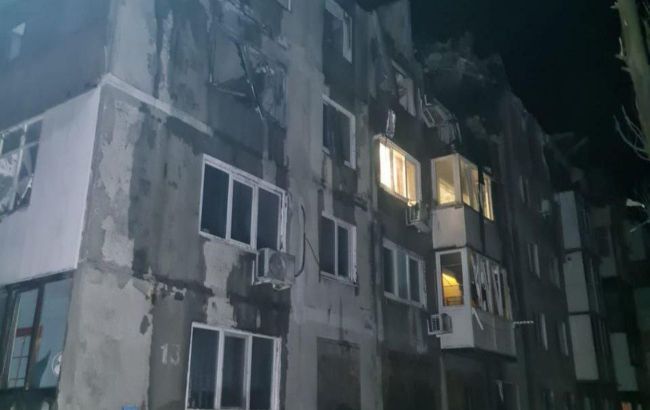 Russians bomb high-rise building in Myrnohrad: Killed and injured reported